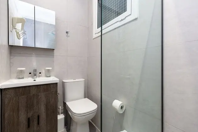 Twin Room, Street View