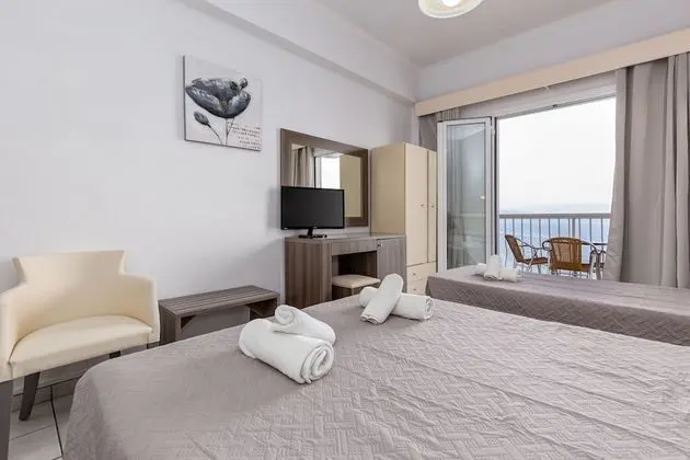 Üç Kişilik Oda, Deniz Manzaralı