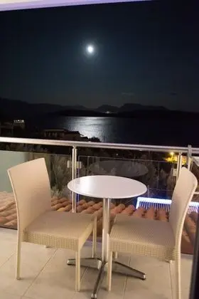 Üç Kişilik Oda, Deniz Manzaralı