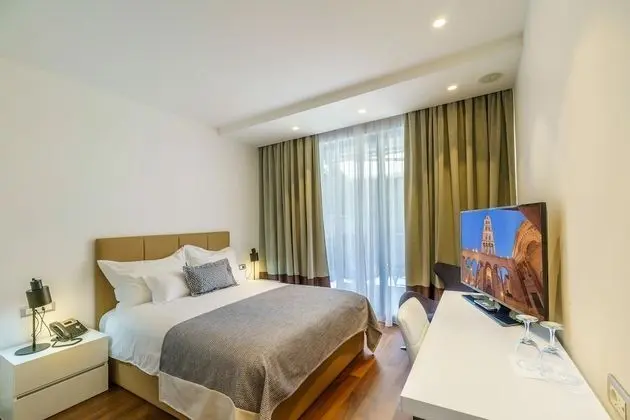 Superior Oda, Bahçeli