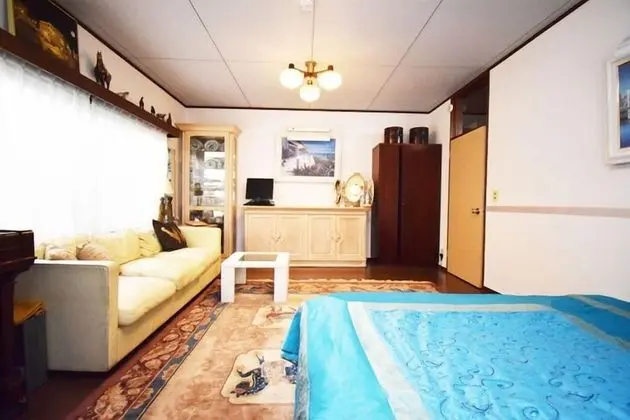 Üç Kişilik Oda, Sigara İçilmez (A, For 5 People)