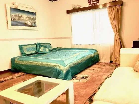 Üç Kişilik Oda, Sigara İçilmez (A, For 5 People)