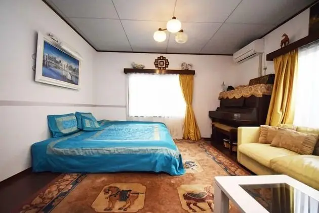Üç Kişilik Oda, Sigara İçilmez (A, For 5 People)