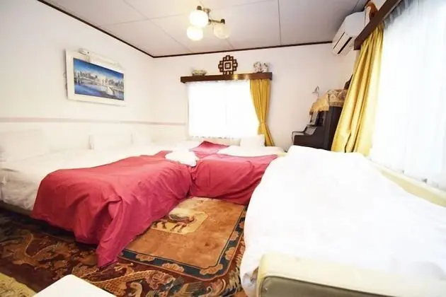 Üç Kişilik Oda, Sigara İçilmez (A, For 5 People)