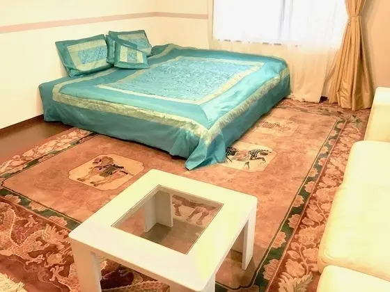 Üç Kişilik Oda, Sigara İçilmez (A, For 5 People)