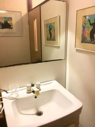 Üç Kişilik Oda, Sigara İçilmez (B)