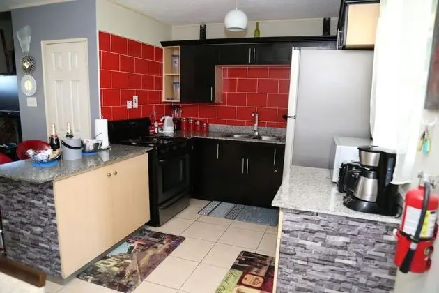 Oasis Townhouse Multiple Rooms, Beds