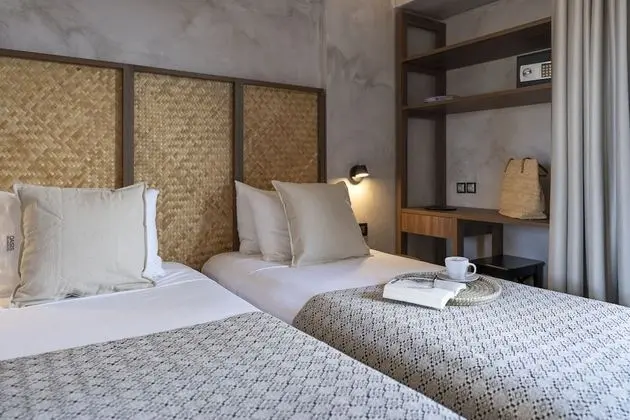 Deluxe Tek Büyük Yataklı Oda, Havuz Manzaralı