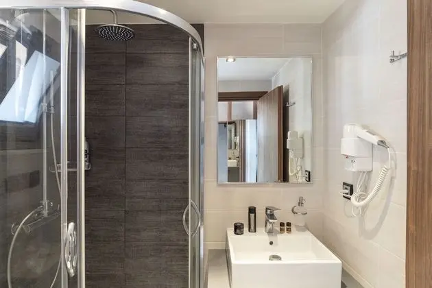 Deluxe Tek Büyük Yataklı Oda, Havuz Manzaralı