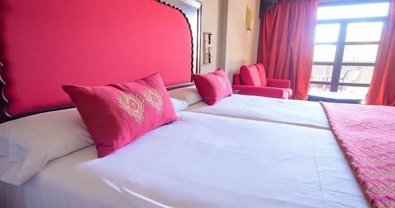 Deluxe Tek Büyük veya İki Ayrı Yataklı Oda, Birden Çok Yatak, Bahçe Manzaralı