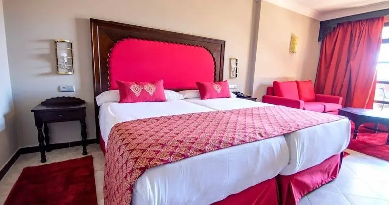 Deluxe Tek Büyük veya İki Ayrı Yataklı Oda, Birden Çok Yatak, Deniz Manzaralı