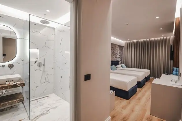 Üç Kişilik Oda, Deniz Manzaralı