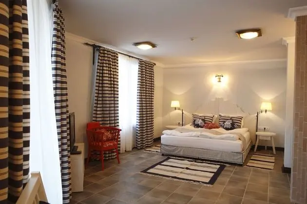 Deluxe Tek Büyük Yataklı Oda, Balkon, Kısmi Deniz Manzaralı