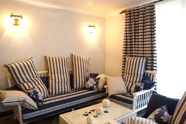 Deluxe Tek Büyük Yataklı Oda, Balkon, Kısmi Deniz Manzaralı