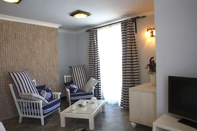 Deluxe Tek Büyük Yataklı Oda, Balkon, Kısmi Deniz Manzaralı