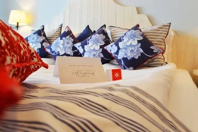 Deluxe Tek Büyük Yataklı Oda, Balkon, Kısmi Deniz Manzaralı