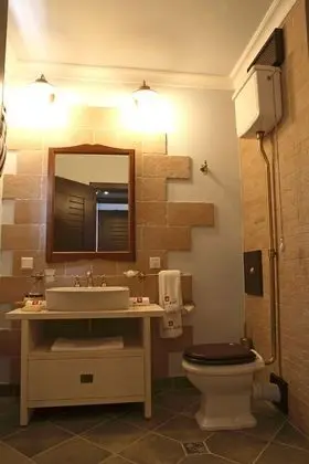 Deluxe Tek Büyük Yataklı Oda, Balkon, Kısmi Deniz Manzaralı
