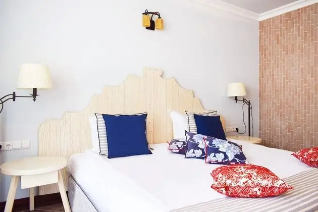 Tek Büyük Yataklı Oda, Balkon, Kısmi Deniz Manzaralı