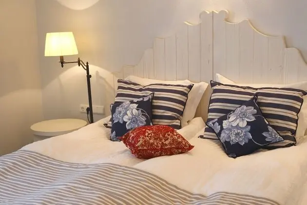 Tek Büyük Yataklı Oda, Balkon, Kısmi Deniz Manzaralı