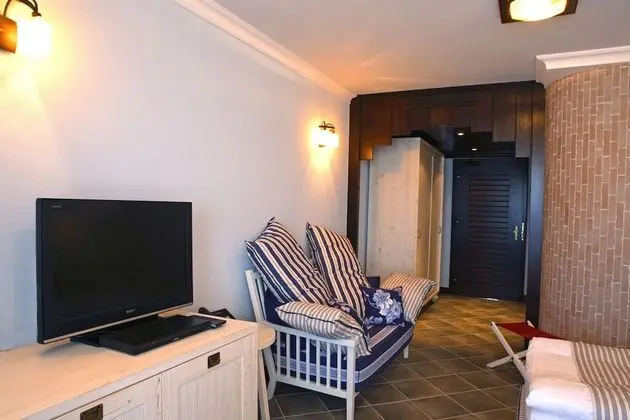Tek Büyük Yataklı Oda, Balkon, Kısmi Deniz Manzaralı