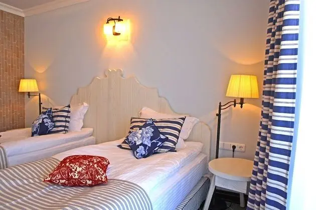 Tek Büyük Yataklı Oda, Balkon, Kısmi Deniz Manzaralı