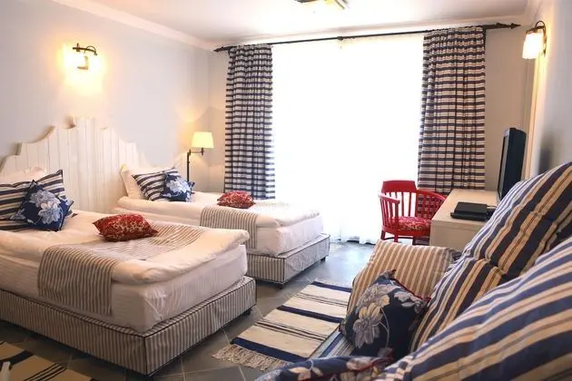 Tek Büyük Yataklı Oda, Balkon, Kısmi Deniz Manzaralı