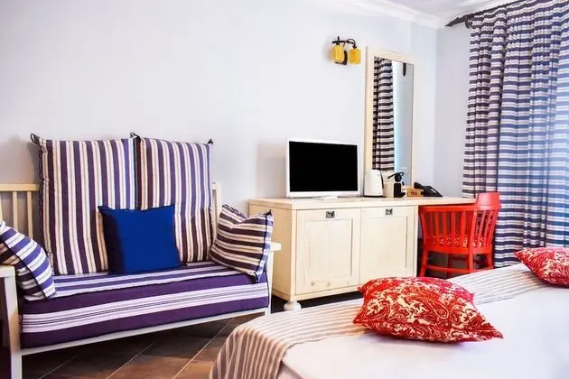 Tek Büyük Yataklı Oda, Balkon, Kısmi Deniz Manzaralı