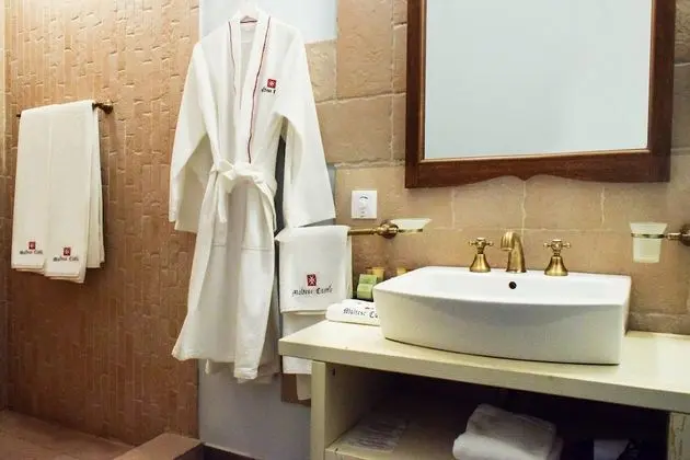 Tek Büyük Yataklı Oda, Balkon, Kısmi Deniz Manzaralı