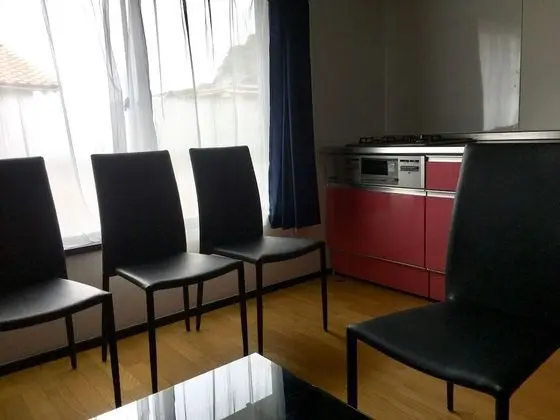 Üç Kişilik Oda, Sigara İçilmez (A)