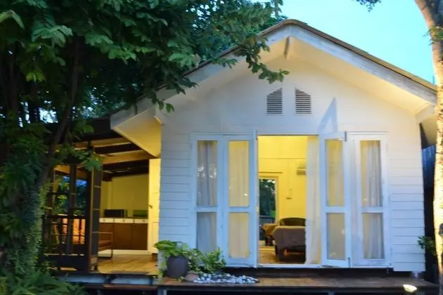 BGL01-White Bungalow