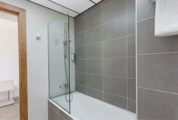 Standard Tek Büyük Yataklı Oda, Deniz Manzaralı, Kule (2 Adults + 1 Child)