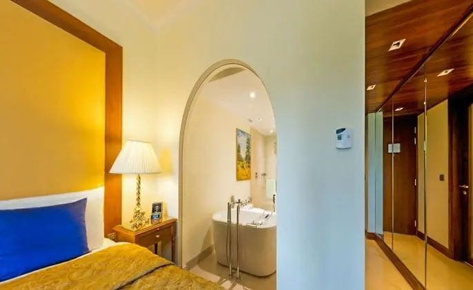 Luxury Oda