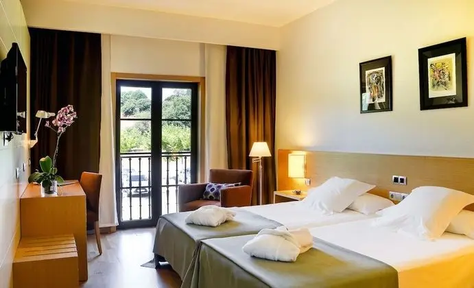 Tek Büyük Yataklı Oda (with 2 extra beds)