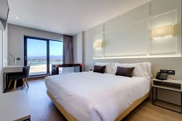 Tek Büyük veya İki Ayrı Yataklı Oda, Teras