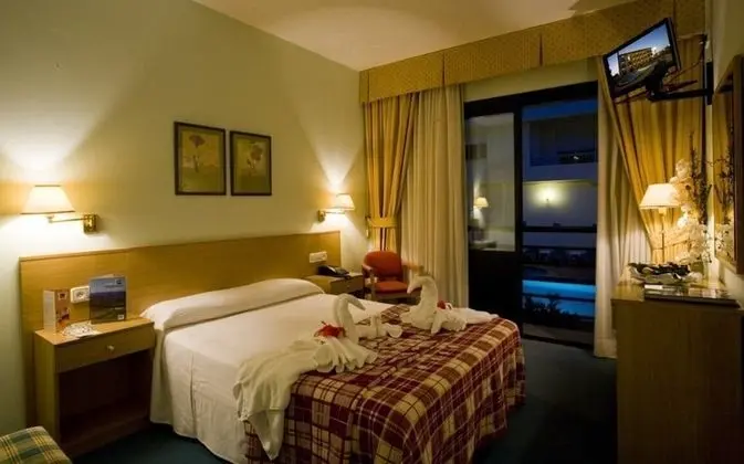 Tek Büyük Yataklı Oda, Havuz Manzaralı (cama extra adulto)