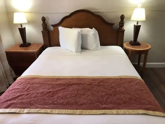 Standard Oda, 1 Büyük (Queen) Boy Yatak, Küçük Mutfak