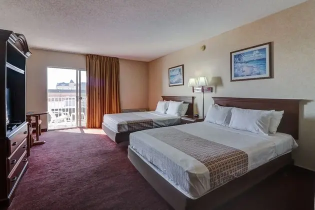 Queen Room, 2 Queen Bed, Side View
