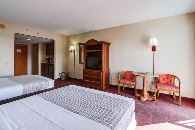 Queen Room, 2 Queen Bed, Side View