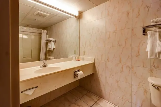 Queen Room 2 Queen Beds, Jetted Tub, Side View