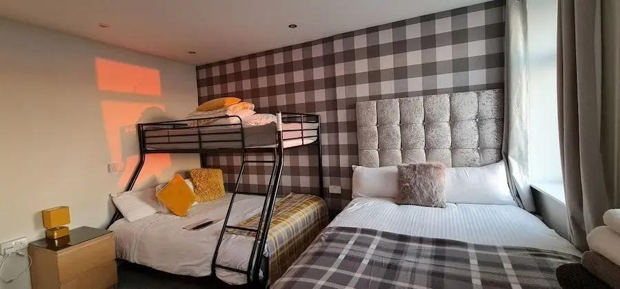 Tek Büyük Yataklı Oda (Family Bunk Beds + Sea View)