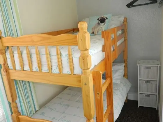Tek Büyük Yataklı Oda (Family Bunk Beds + Sea View)