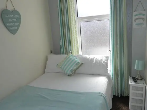 Tek Büyük Yataklı Oda (Family Bunk Beds + Sea View)