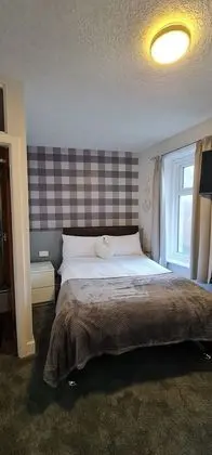 Tek Büyük Yataklı Oda (Family Bunk Beds + Sea View)