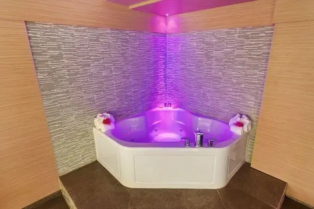 Honeymoon Süit, Jakuzi