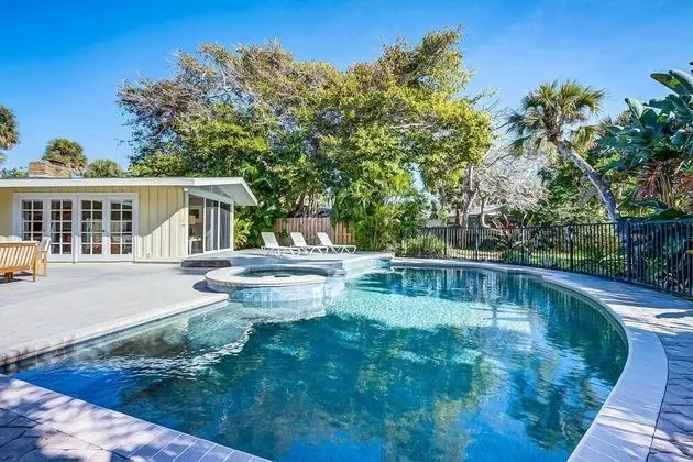 Ev (Ocean Beach Gleason Home)