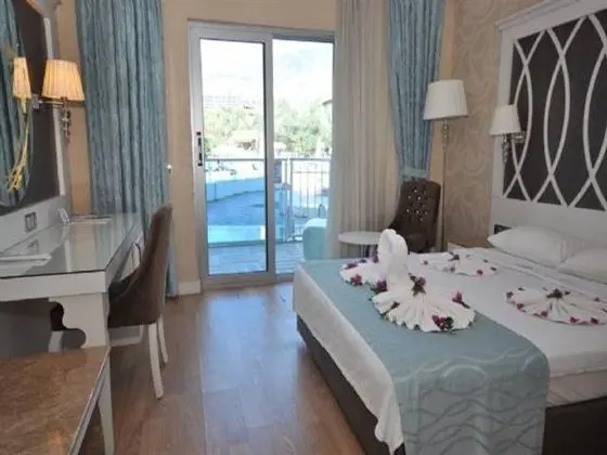 Standard Custom Room With Balcony And Direct Pool Access