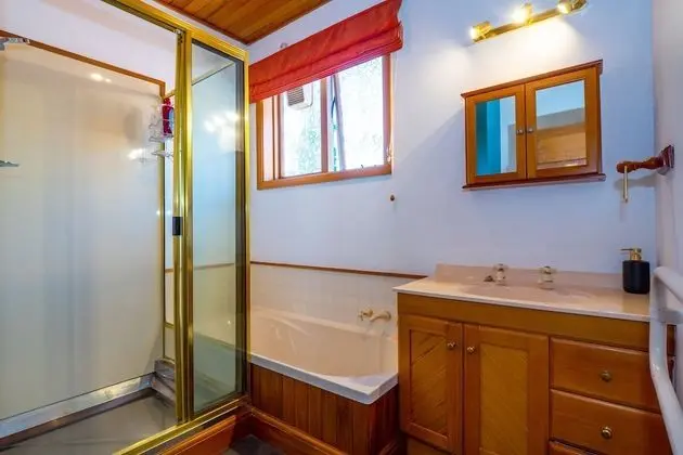 Oda, 1 Büyük (Queen) Boy Yatak, Ortak Banyo