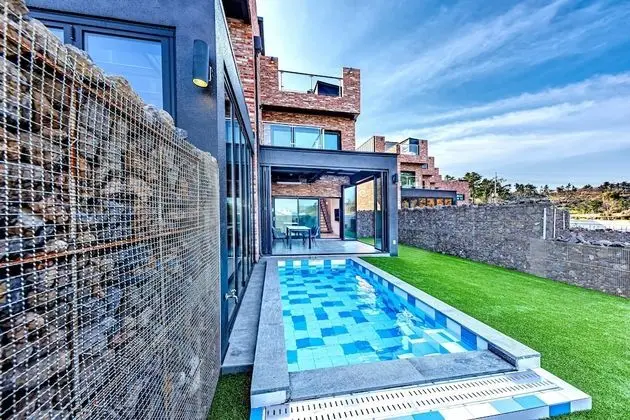 Luxury Villa (Reserve for warm pool use after the booking, early sold-out expected)