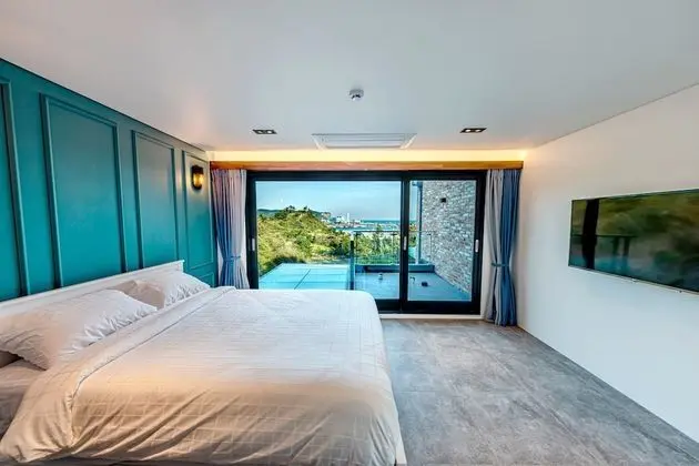 Luxury Villa (Reserve for warm pool use after the booking, early sold-out expected)