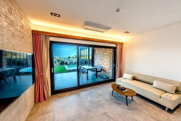 Luxury Villa (Reserve for warm pool use after the booking, early sold-out expected)